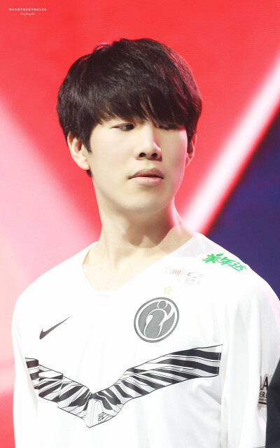 NiKo锤烂桌子 赛后开怀大笑展示众人