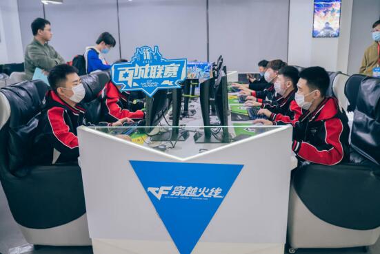 前往冠军之路！ Top Esports 官方关注了 Kanavi 、教练 Hongmi 和刘青松的微博